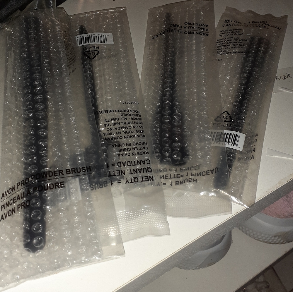 4 makeup brushes